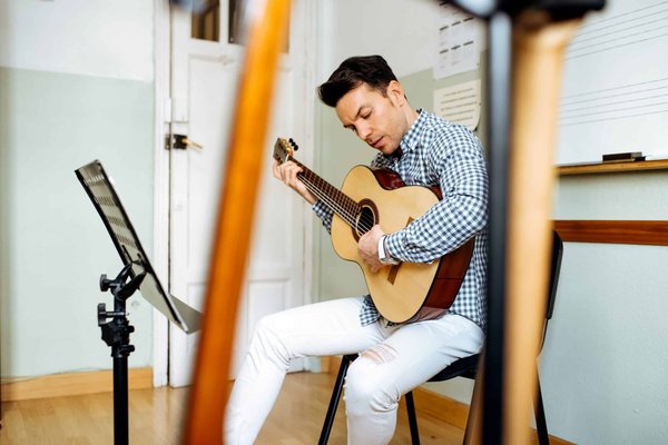 Quelles sont les trois règles clés pour apprendre la guitare ?