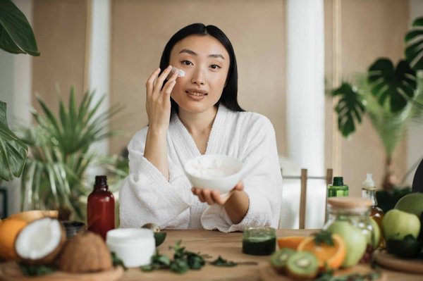 Comment utiliser des ingrédients naturels pour une routine de soins de peau efficace ?
